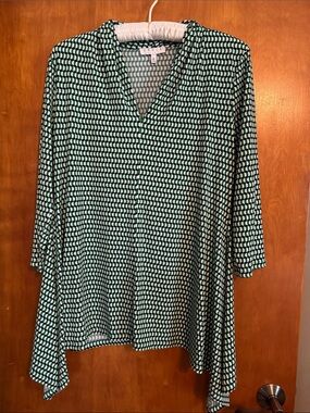 EUC Chaus Greeb and White Geometric V-Neck Tunic